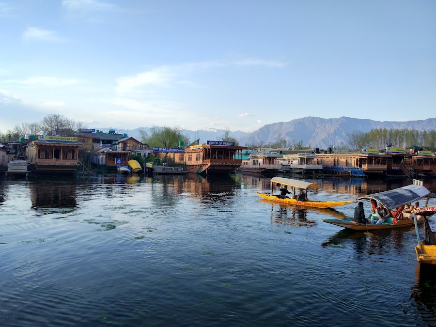 Houseboats and shikaras on Dal Lake, Srinagar